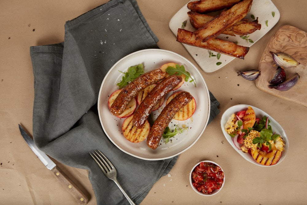 une assiette de nourriture sur une table avec un couteau et une fourchette