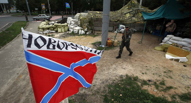 La bandera de Novorossiya (Nueva Rusia) vuela a un puesto de control de los combatientes pro-rusos en la ciudad  de Donetsk, este sábado.