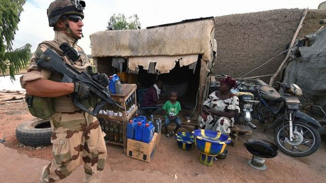 Un soldat français engagé dans l'opération régionale anti-insurrectionnelle Barkhane patrouille le 9 mars 2016 au port de Korioume, près de Tombouctou. La mission française de lutte contre le terrorisme Barkhane comprend au moins 3 500 soldats déployés dans cinq pays (Mauritanie, Mali, Niger, Tchad et Burkina Faso) et a pour mandat de combattre les insurrections djihadistes dans la région