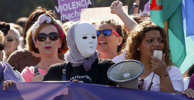 5. Un grupod de mujeres en la manifestación, que pide cambiar la ley de 2004 para contemplar en ella todas las formas de violencia contra las mujeres, no sólo las que se dan en el entorno de las parejas o exparejas. EFE/J. J. Guillén