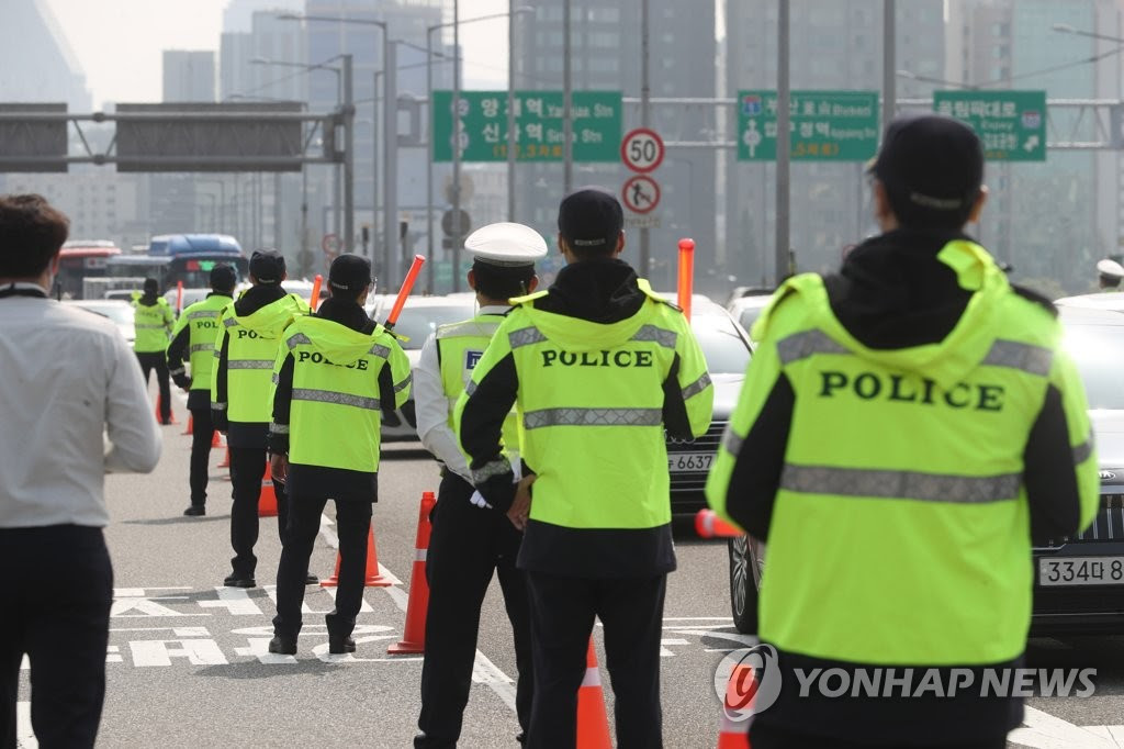 한남대교 북단서 불법시위 차량 단속하는 경찰