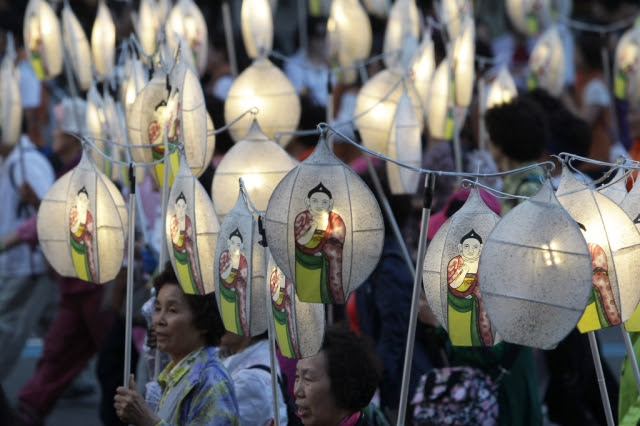 Các Phật tử mang lồng đèn trong buổi diễu hành kỷ niệm đức Phật đản sinh.
