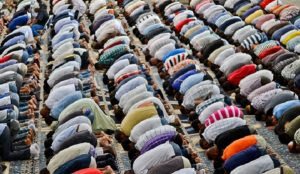 Kenya: Muslims defy lockdown for Ramadan, flood into Somalia, where mosques remain open