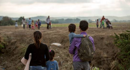 Personas refugiadas y migrantes sirias caminan hacia la frontera con Macedonia cerca del pueblo de Idomeni, Grecia
| Richard Burton Personas refugiadas y migrantes sirias caminan hacia la frontera con Macedonia cerca del pueblo de Idomeni, Grecia
| Richard Burton