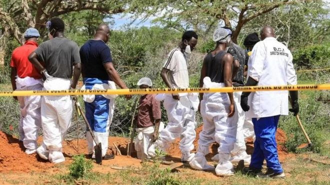 Detetives quenianos e especialistas forenses examinam um túmulo na floresta Shakahola em Kilifi, no Quênia