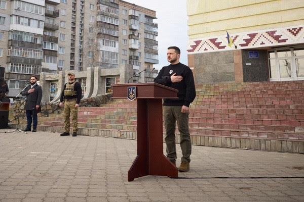Tổng thống Ukraine thăm Sumy, căng thẳng tại nhà máy điện Zaporizhzhia