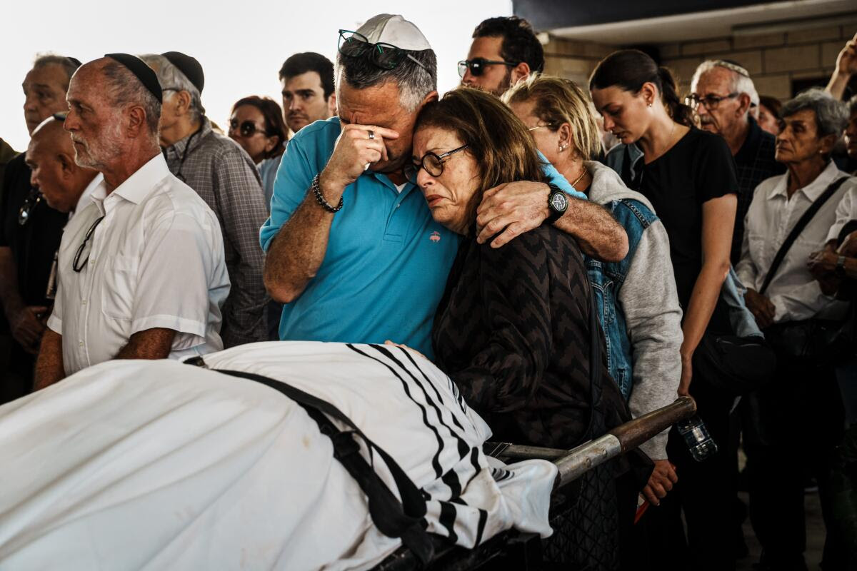 Jeffrey Ludmir abraza a su hermana Mirela Ludmir durante el funeral del hijo de Mirela, Daniel Levy.