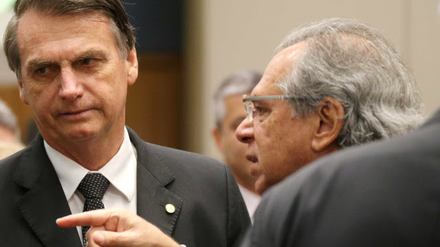 Bolsonaro sanciona teto para ICMS sobre combustíveis, mas veta recomposição para saúde e educação