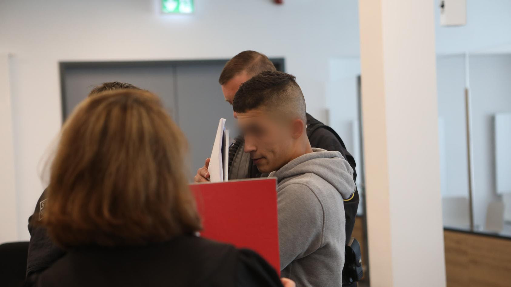 Abdullah
A. H. H. ist bereits einschlägig vorbestraft. Er soll in
Dresden zwei Männer mit einem Messer angegriffen haben,
einer von ihnen starb.