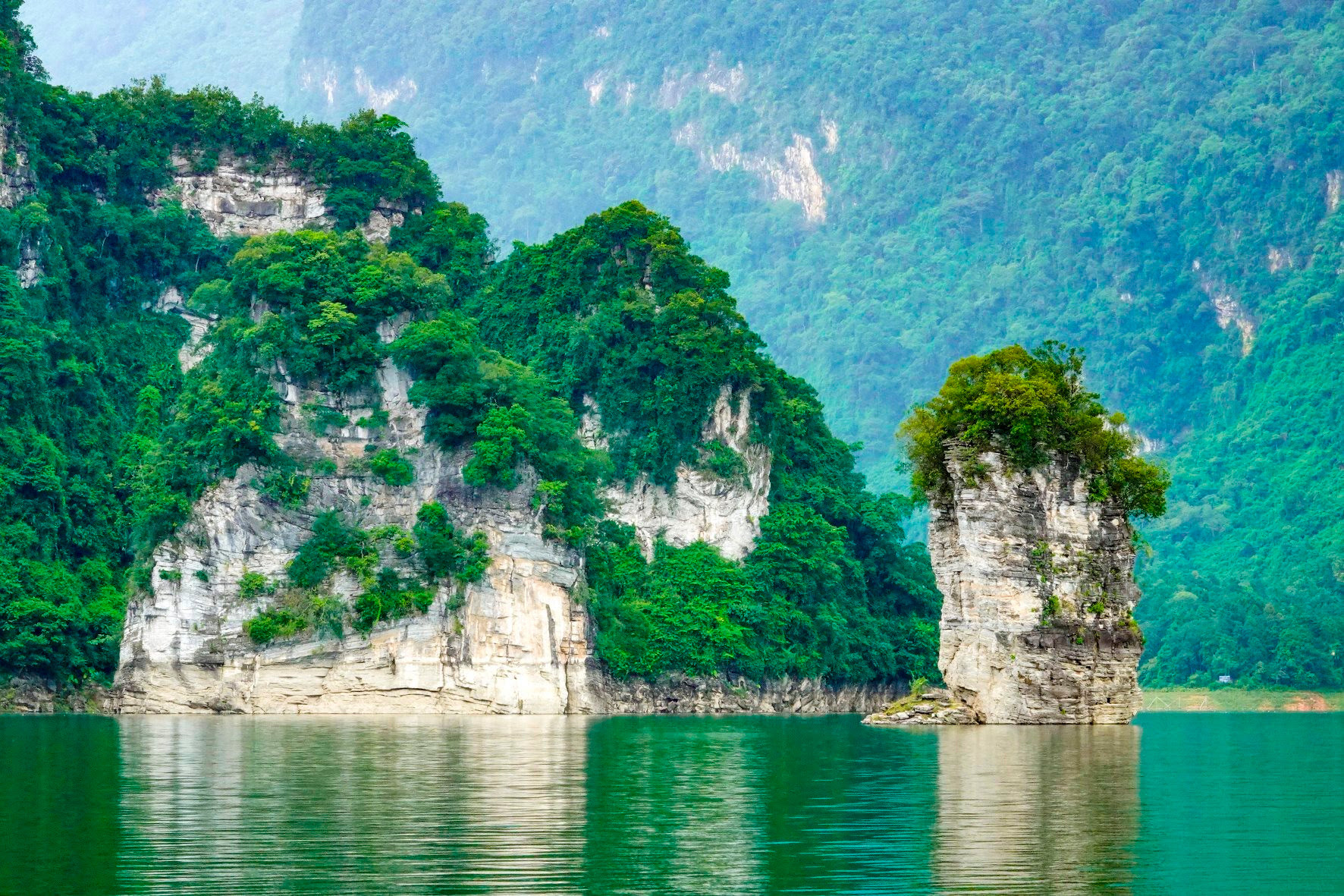 Hồ nước ngọt nhân tạo lớn nhất Tuyên Quang hiện ra đẹp như phim, có ngọn thác đổ, rừng nguyên sinh - Ảnh 12.