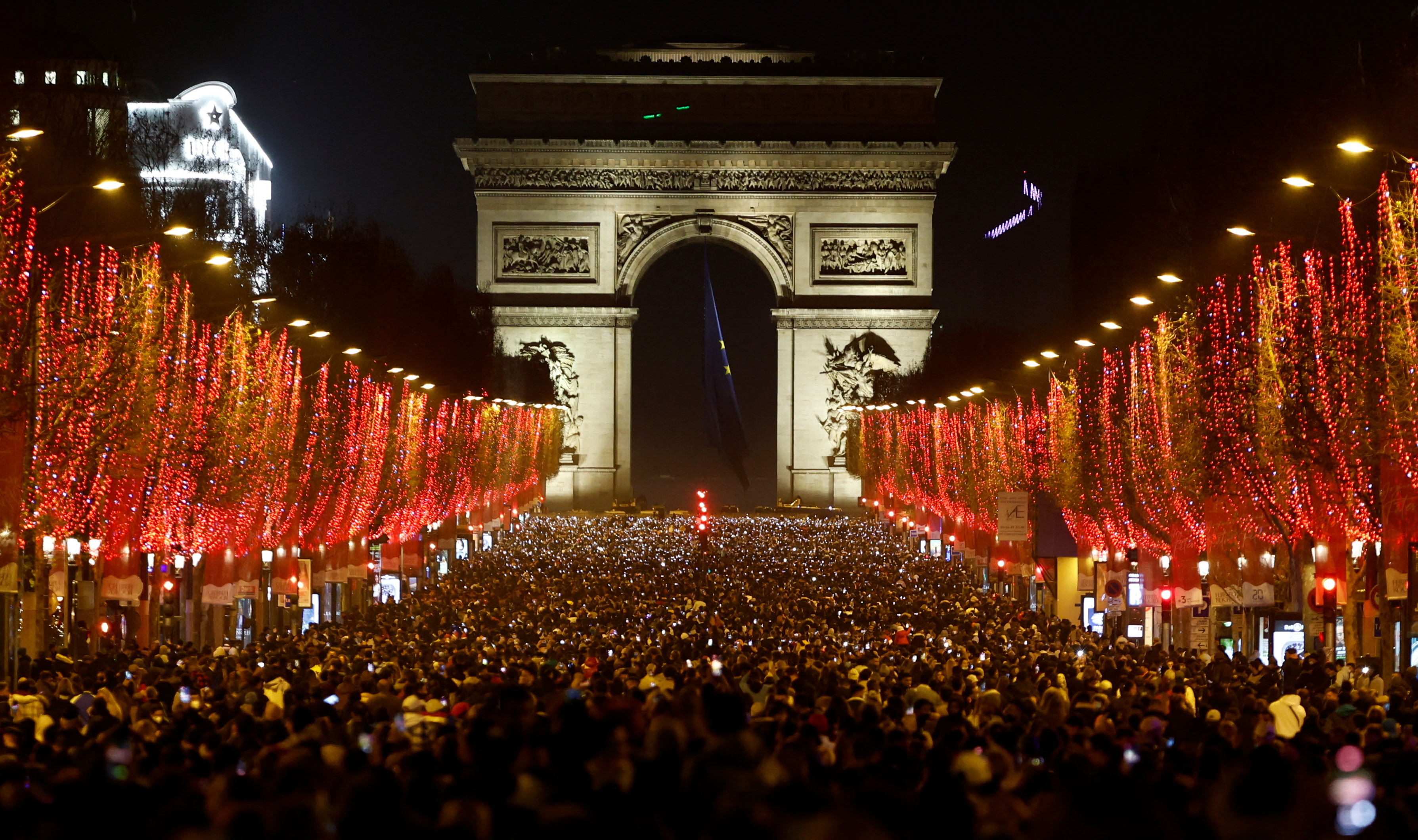 París ofrece el clima romántico perfecto para darle la bienvenida a un nuevo año (REUTERS/Christian Hartmann)