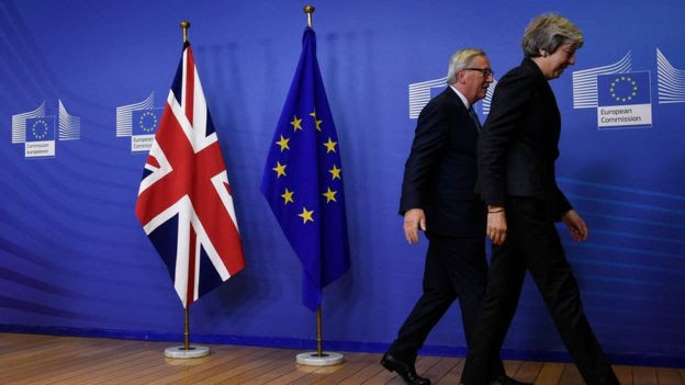 Presidente da Comissão Europeia, Jean-Claude Juncker, e Theresa May