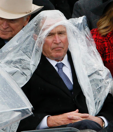 Cựu tổng thống George W. Bush hôm qua cùng phu nhân tới quốc hội để tham dự và chứng kiến lễ tuyên thệ nhậm chức của tổng thống thứ 45 Donald Trump. Trong bầu không khí trang trọng,