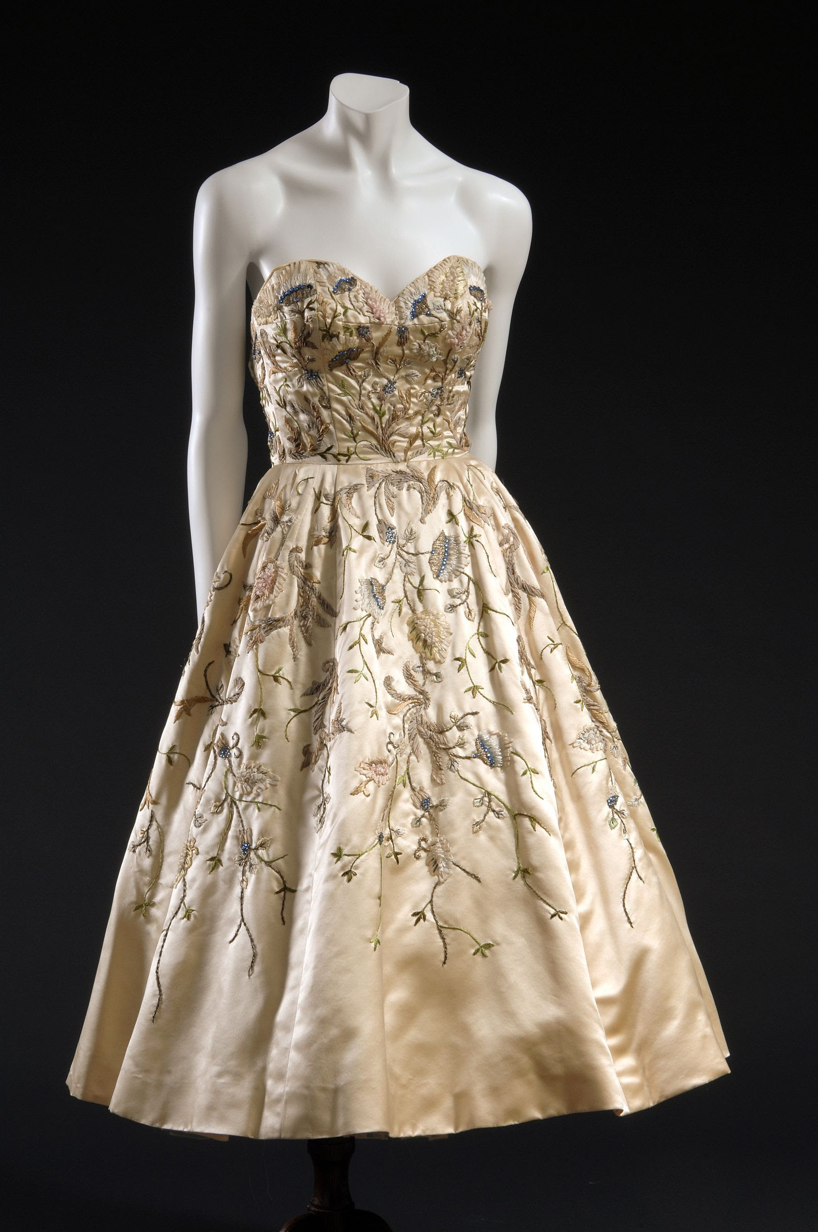 Vestido en satn de seda marfil con bordados metalizados de la línea Muguet de Dior .