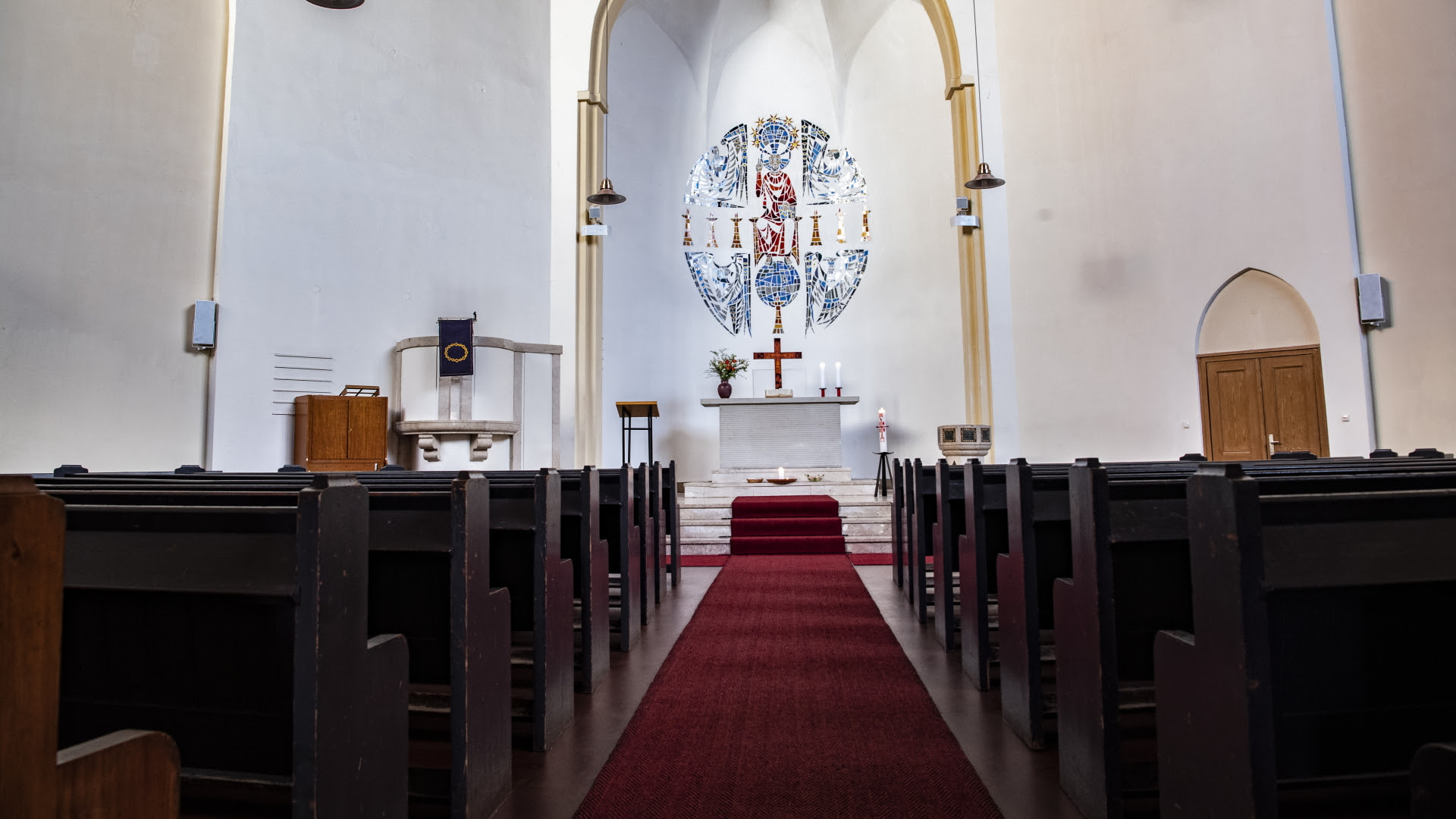 Die Kirche der Evangelischen Advent-Zachäus-Kirchengemeinde in Berlin ist Anfang April 2020 wegen der Corona-Krise menschenleer. | Bildquelle: dpa