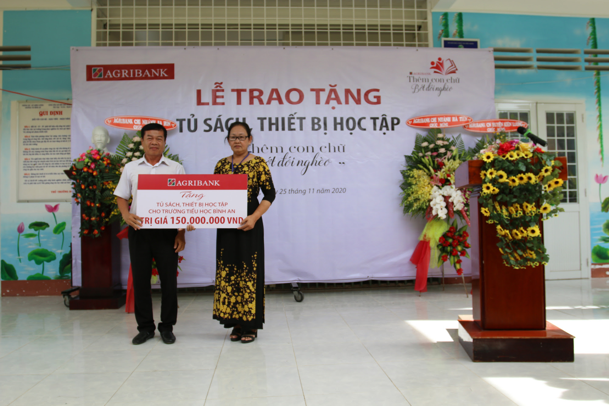 Agribank Kiên Giang trao tặng Tủ sách, thiết bị học tập với chủ đề &quot;Thêm con chữ, bớt đói nghèo&quot; - Ảnh 1.
