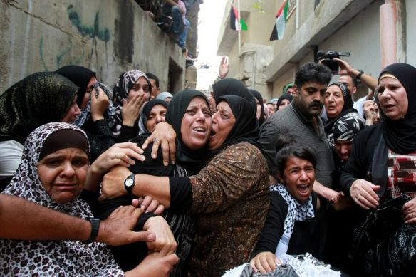 La madre, familiares y vecinas del niño Abed al-Rahman Shadi Obeidallah (13), asesinado por los soldados israelíes
