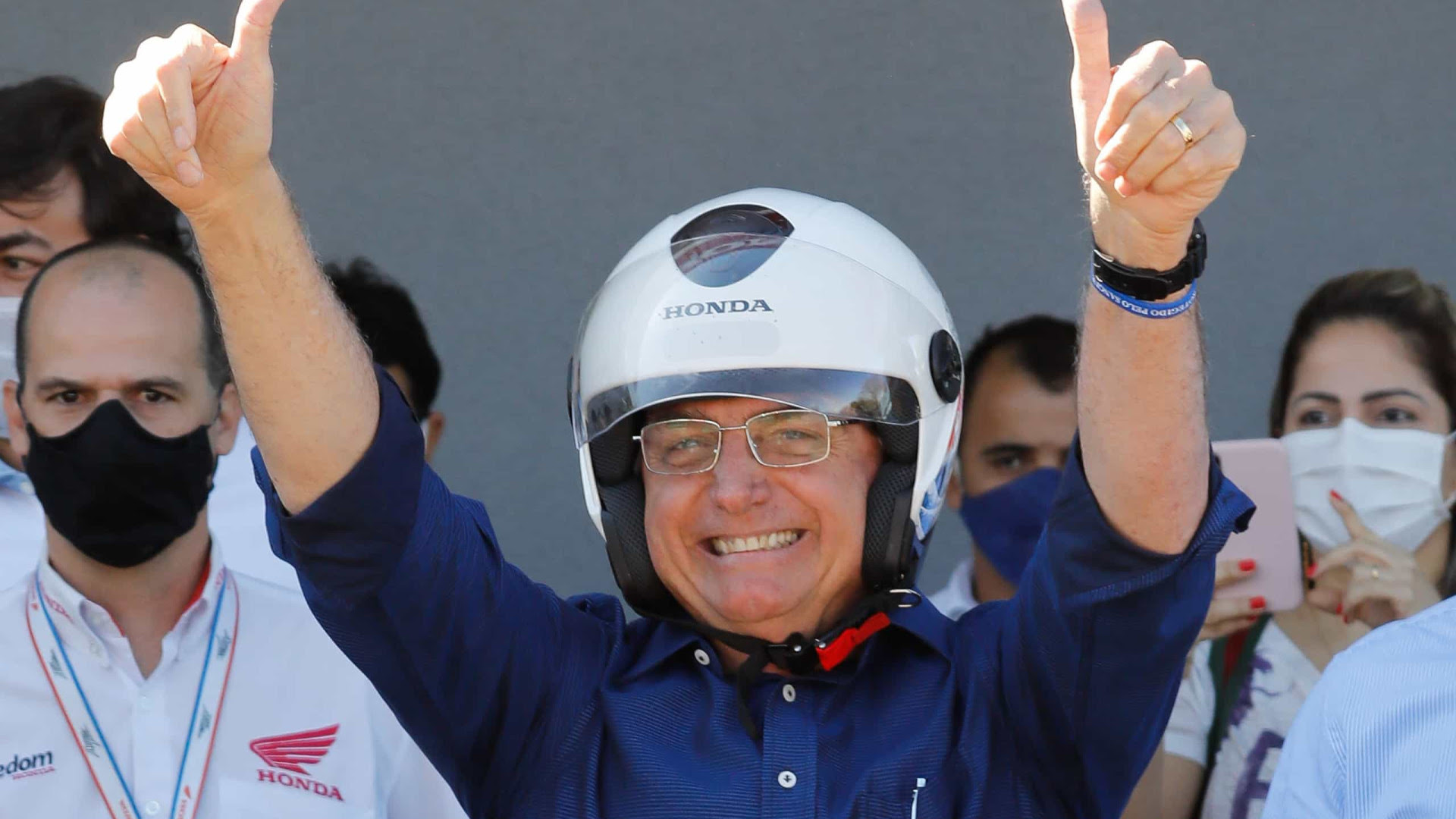 Após marca de 100 mil mortos por Covid, Bolsonaro critica isolamento