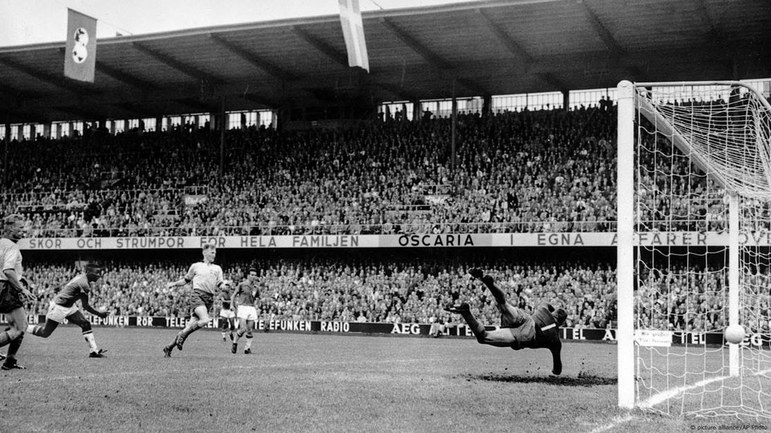 Pelé marca o terceiro gol da seleção brasileira contra a Suécia, na final da Copa do Mundo de 1958