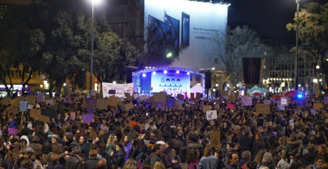 Moment de la lectura del manifest de la manifestació de la vaga feminista de Barcelona. JOEL KASHILA