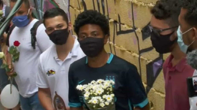 Um ano após mortes, Paraisópolis pede Justiça com flores em beco