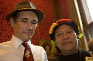 Mark Rylance con lo sciamano yanomami Davi Kopenawa.