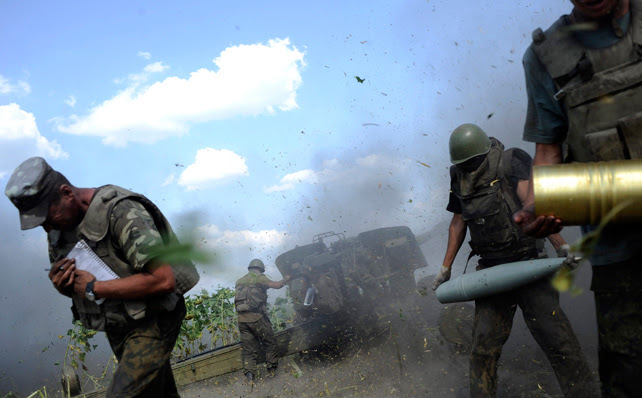Militares ucranianos de una sección de artillería, a cubierto después de disparar un cañón contra los separatistas pro-rusos cerca Pervomaisk, región de Lugansk.