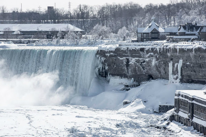 Nhiều nơi trên thác Niagara đóng băng khi không khí lạnh cực mạnh tràn qua nước Mỹ, khiến nhiệt độ hạ xuống -67 độ C. Đây là nhiệt độ thấp kỷ lục khiến phần lớn các ngọn thác đều hóa đá, phủ một màu trắng xóa như cổ tích.