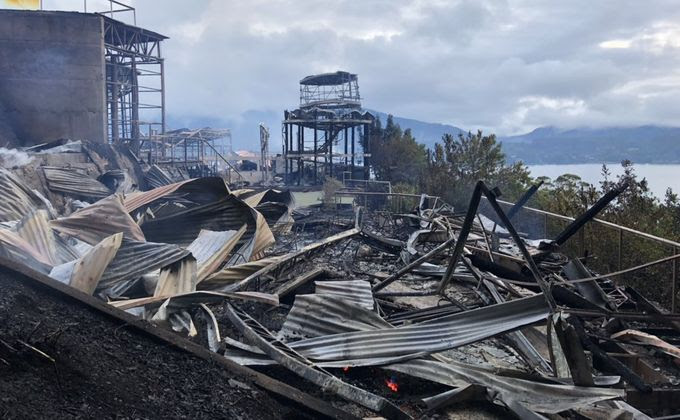 Fuego en Wallmapu: cabañas, iglesia y un hotel quemado en manifestaciones por asesinato de comunero mapuche