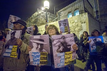 Left-wing demonstrators and Ta'ayush members demand that Nawi be freed, January 21, 2016.