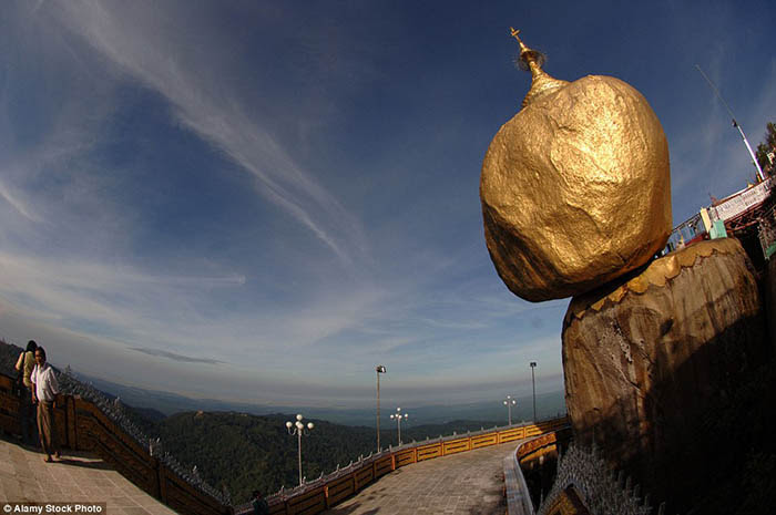 Hòn đá thiêng bằng vàng ở Myanmar và bí mật ẩn chứa bên trong - 11