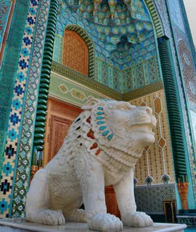 Imagen secundaria 2 - En la foto superior, el Mausoleo Shah i Zinda (en persa 'Rey Viviente'). Lo más llamativo es una estrecha calle donde se alzan a ambos lados veinte suntuosos edificios de los siglos XI al XIX. A la izquierda, el Complejo Silk Road Samarkand con el telón de fondo de los Montes Fann de la cordillera de Pamir. A la derecha, una quimera (monstruo imaginario) a la entrada de Buyuk. 