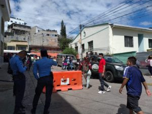 Policías y militares con celulares en mano perfilaron a los manifestantes