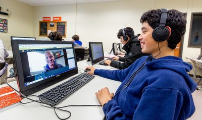 Los estudiantes aprenden con voluntarios remotos como Magnum Dampier en Smithville, Texas.