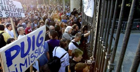 Cientos de indignados protestan contra los recortes de la Generalitat ante las puertas del Parque de la Ciutadella, en Barcelona, el 15 de junio de 2011.