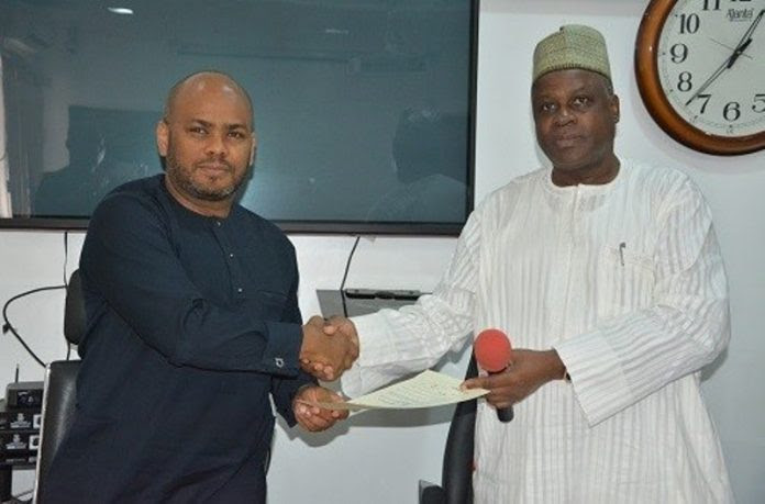 *The director general of NCAA, Capt. Muhtar Usman (R) presenting the ROC to Oando Plc’s general manager, operations, Mr. Anthony Sawyer at the corporate headquarters of NCAA in Lagos