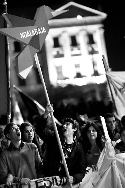 Marcha de estudiantes, ayer en la plaza 1º de Mayo, frente al Palacio Legislativo. / Foto: Nicolás Celaya 