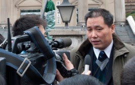 中国律师浦志强在重庆法院外面和记者谈话（2014年5月6日）