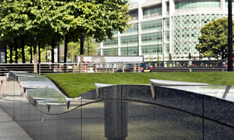 Banco em Euston Road, zona central de Londre. Foto de Linda Nylind