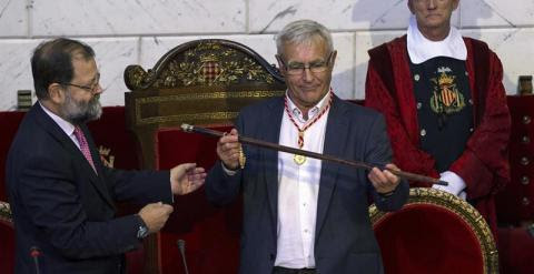 Joan Ribó (c), de Compromís, sostiene el bastón de mando tras ser elegido hoy alcalde de Valencia al obtener la mayoría absoluta del consistorio.- EFE
