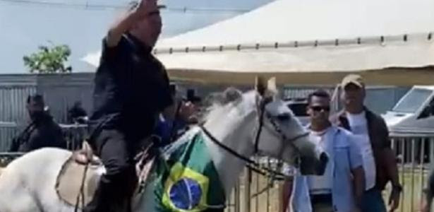 Presidente Jair Bolsonaro chega a cavalo a evento em Parnamirim, no Rio Grande do Norte