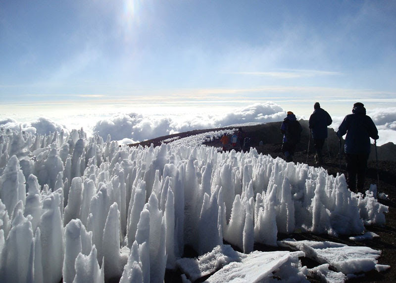 Kilimanjaro được cấu thành từ ba ngọn núi lửa riêng biệt là Kibo 5.895m, Mawenzi 5.149m và Shira 3.962m. Đỉnh Uhuru là đỉnh cao nhất trên miệng của Kibo.