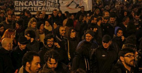 Imagen de la manifestación que ha recorrido el centro de Barcelona para expresar su rechazo a la sentencia del Tribunal Supremo que condena a tres años de cárcel a ocho de los encausados por  el cerco al Parlament en junio de 2011. EFE/Toni Albir