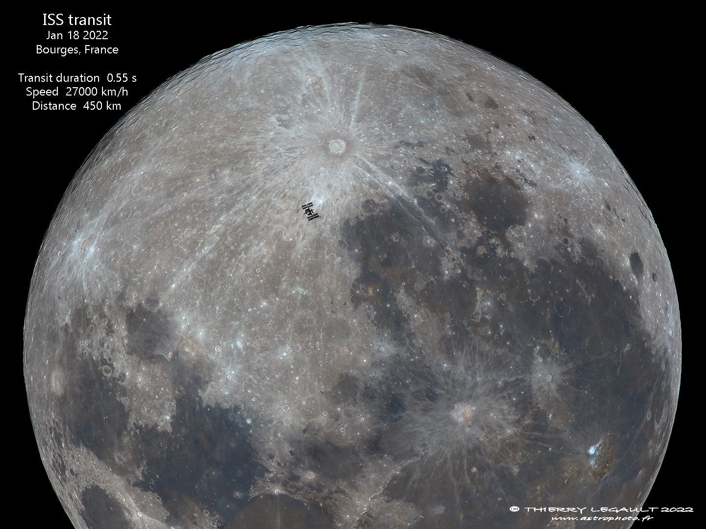 Trạm vũ trụ quốc tế đi qua mặt trăng. (Ảnh: Thierry Legault)