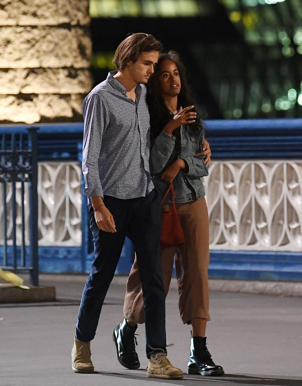 Malia and British beau Rory were later seen taking a romantic stroll over the iconic Tower Bridge