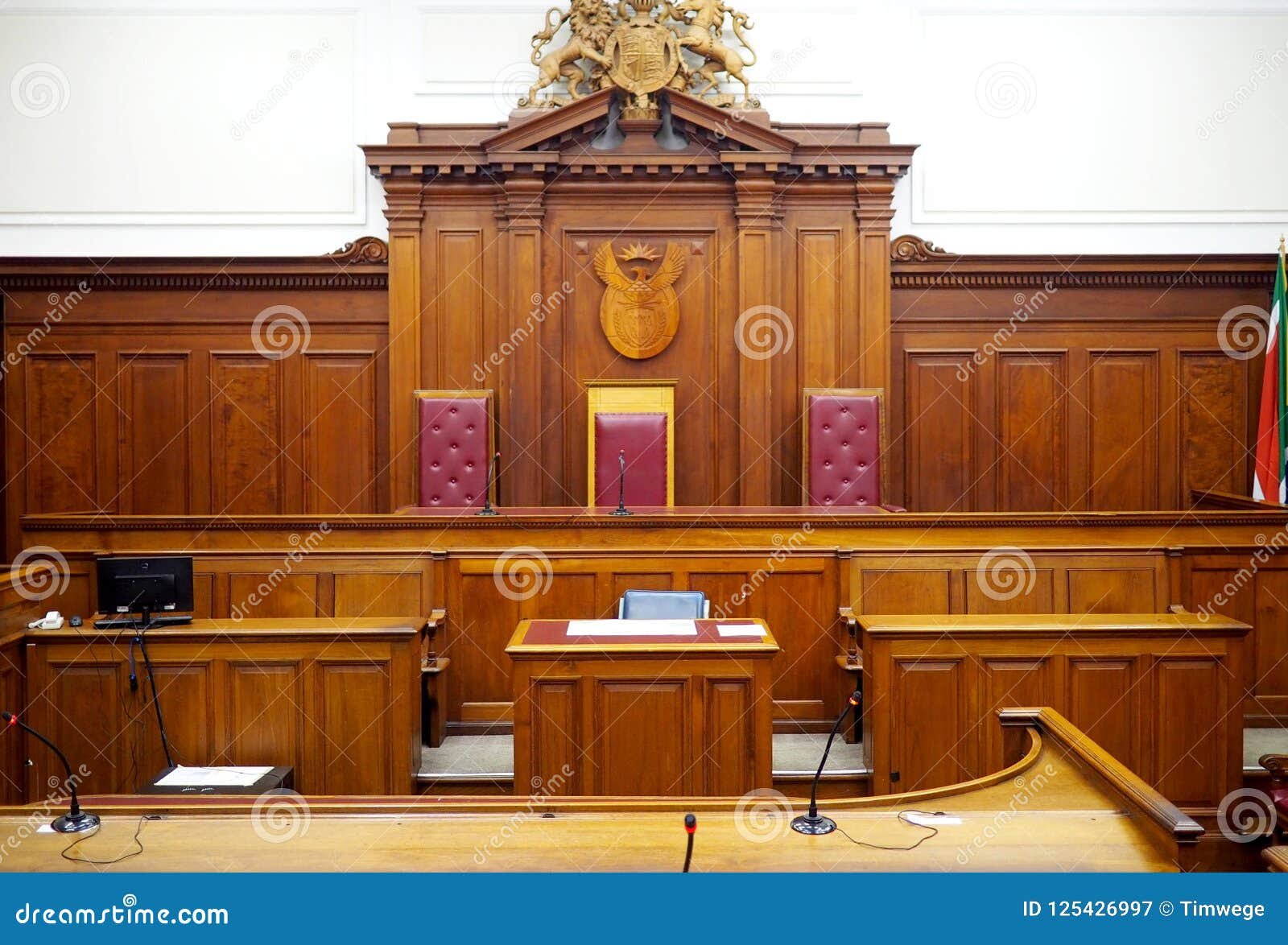 Lege rechtszaal, met het oude houten met panelen bekleden