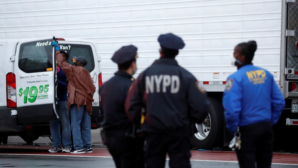 Coronavirus: New York funeral home puts corpses in lorries