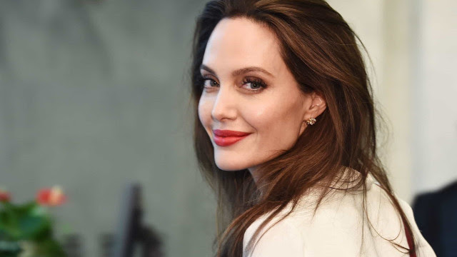 Angelia Jolie é vista deixando apartamento de seu 1º ex-marido