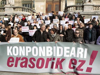 Decenas de personas protestan este viernes en Bilbao. EFE/Luis Tejido