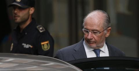 El expresidente de Bankia, Rodrigo Rato, a la salida de la Audiencia Nacional tras declarar por las tarjetas black. REUTERS